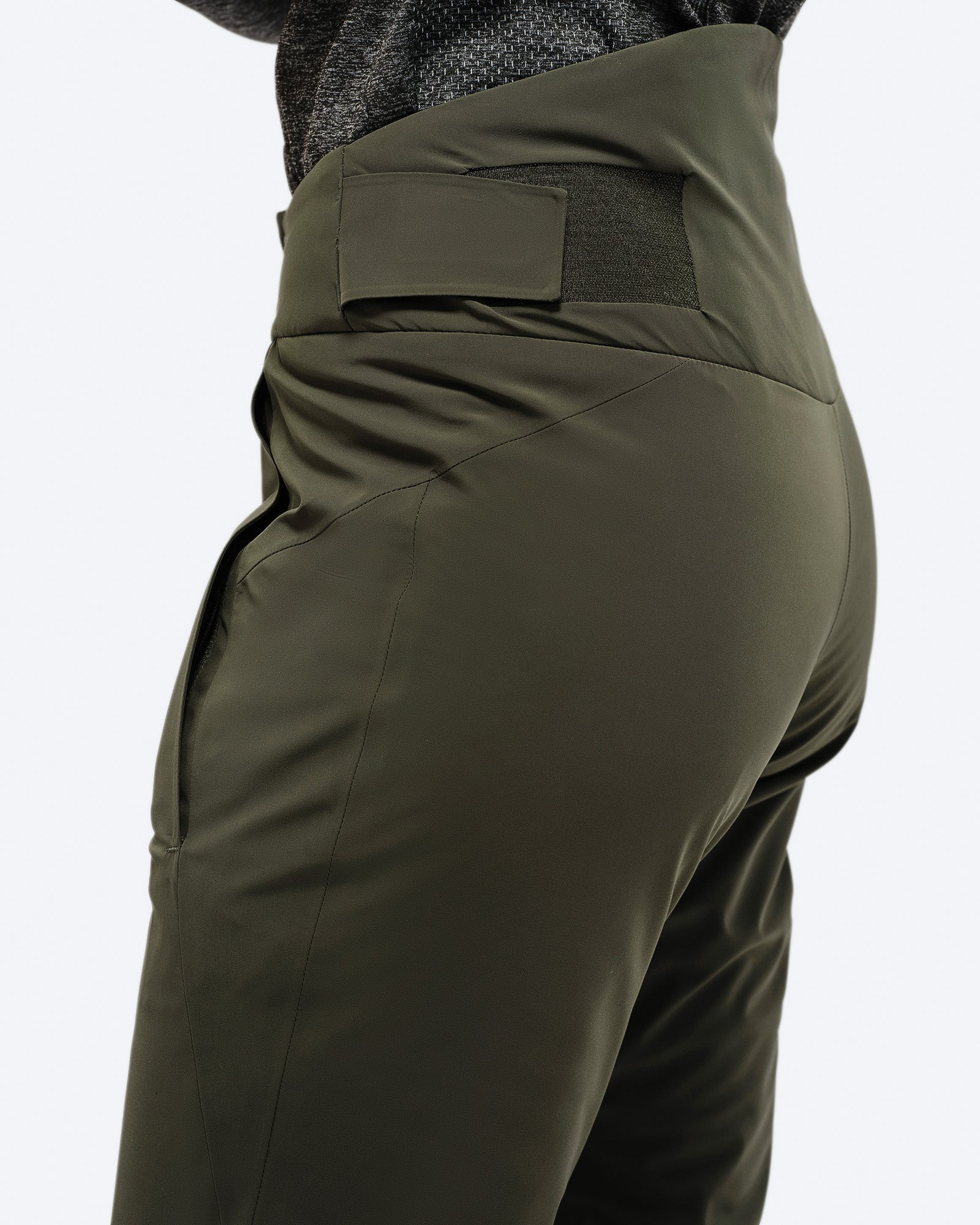 Laminated Cordura, 600D scuff guard,  3D ergonomic waist adjustment system to bring the waistband close to the back, optimizing fit, Ergonomic Dupont Sorona® insulation barrier at waistband back for extra warmth. card image